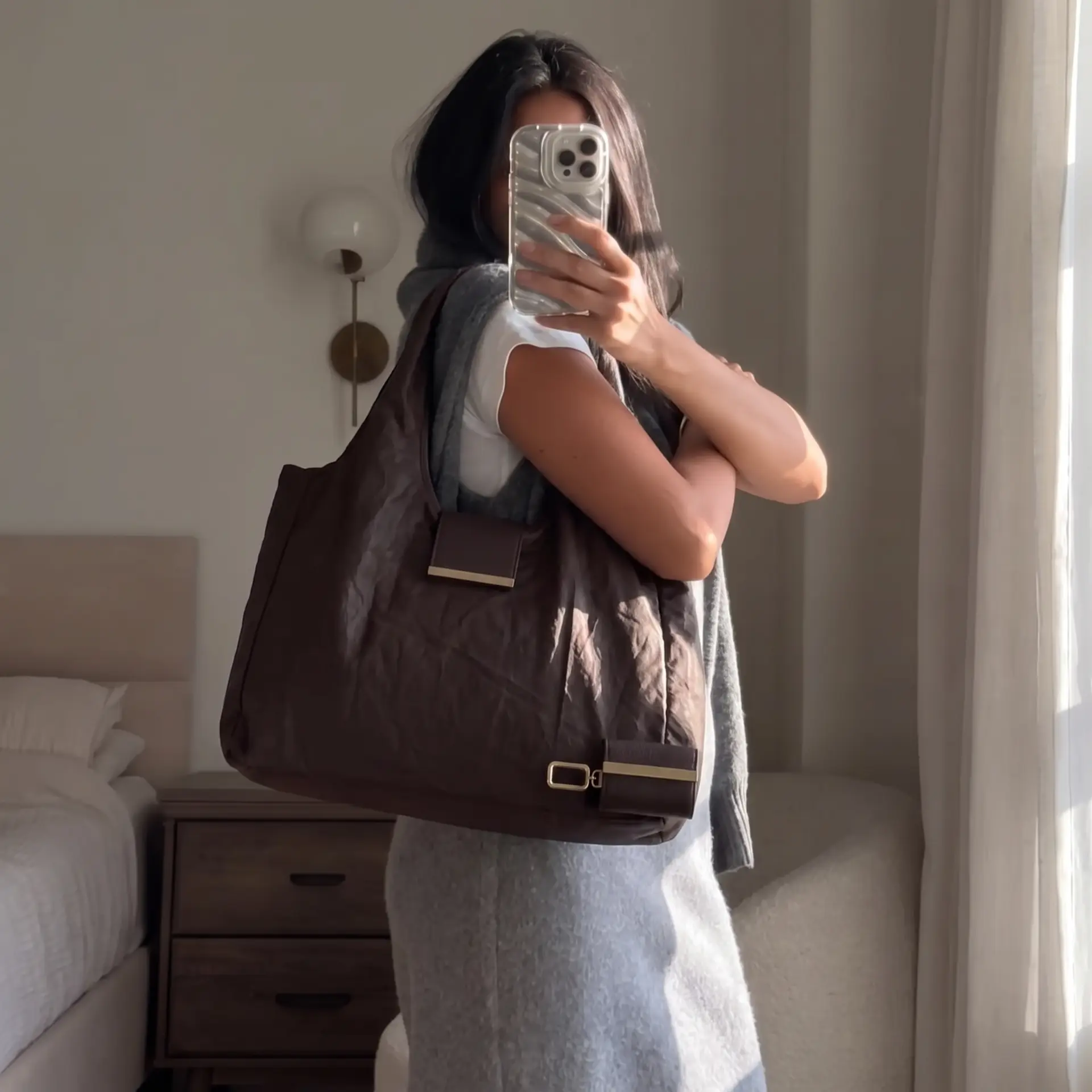 Mirror shot of the espresso brown Cliqué Tote worn over the shoulder